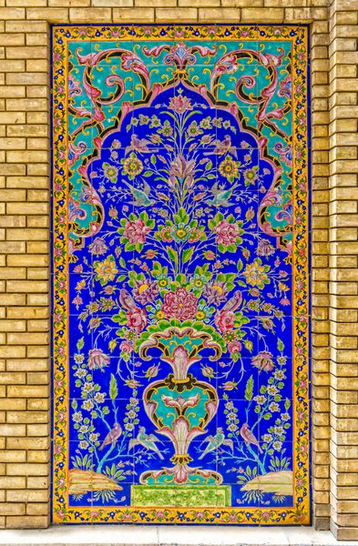 جزئیات تزئینات کاشی های رنگارنگ کاخ گلستان مجتمع مسکونی سلطنتی قاجار در شهر پایتخت تهران ایران