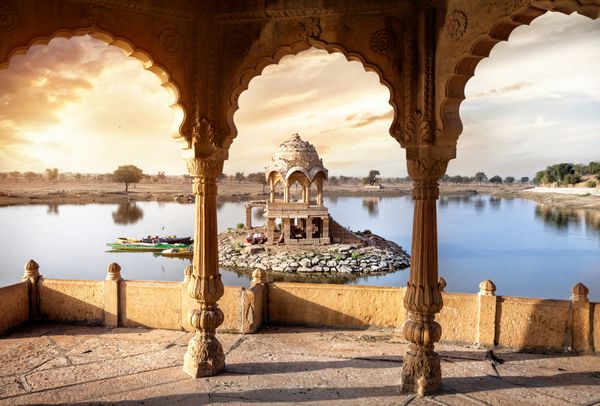 آرک و معبد در دریاچه گادی Sagar در آسمان غروب در جیسلمر راجستان هند