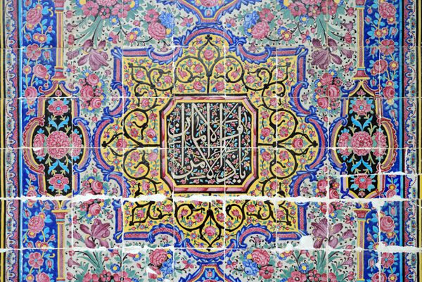 شیراز 15 آوریل زیور آلات شرقی از مسجد نصرالملک در شیراز ایران در تاریخ 15 آوریل 2015 این مسجد بین سالهای 1876 و 1888 در دوران سلسله قاجار در شیراز ایران ساخته شد