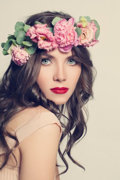 دختر زیبایی با مدل موهای گل پرتره جوان زیبا زن با تابستان گل صورتی صورتی موهای پوشاننده طولانی و آرایش مد