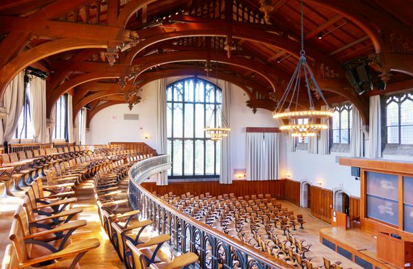 PRINCETON NJ -7 ژوئن 2015- McCosh 50 با صندلی های اصلی صندلی چوبی در اوایل قرن بیستم بزرگترین کلاس درس سالن کنگره در محوطه دانشگاه پرینستون است