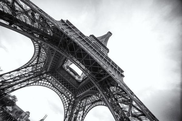 برج ایفل در پاریس در سیاه و سفید