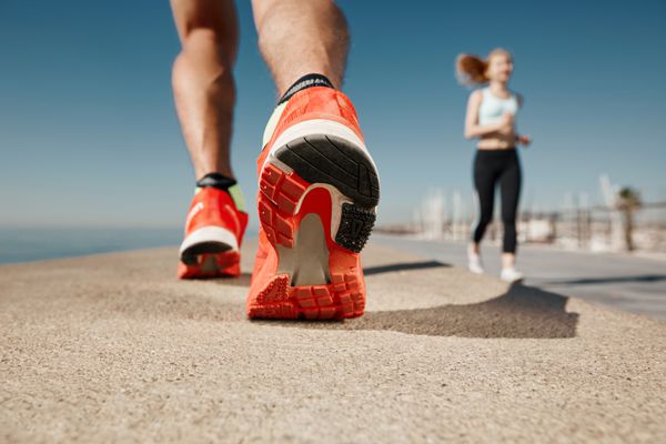 پا دونده در جاده نزدیک در کفش اجرا می شود ورزش تناسب اندام تناسب اندام طلوع آفتاب تمرین ولتس مفهوم