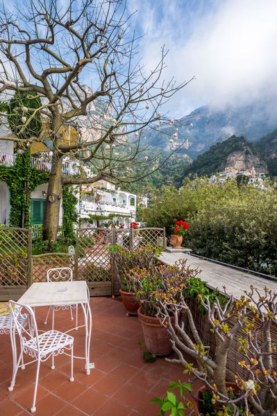 تراس در ویلا در روستای Positano بیش از کوه های اطراف
