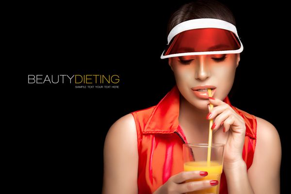 بهداشت و زیبایی رژیم غذایی زن شیک زنانه ورزشی پوشیدن عینک آفتابی شفاف PVC و پیراهن بدون آستین مد با یک شیشه ای از آب نارنجی تازه جدا شده بر روی زمینه سیاه