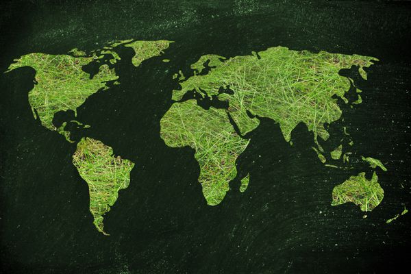 آگاهی محیط زیست و اقتصاد سبز تصویری با نقشه جهان از چمن سبز