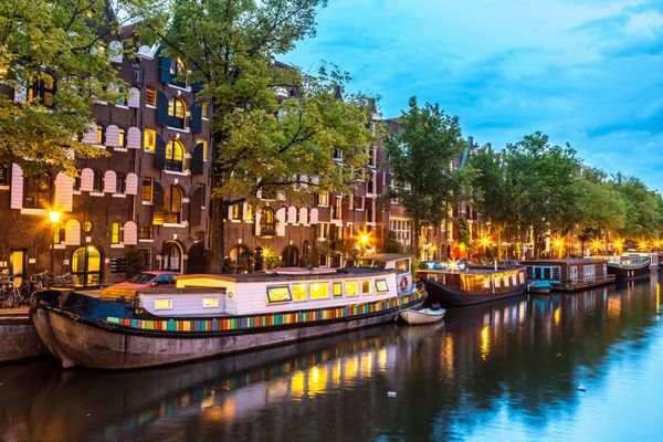کانال های آمستردام در شب آمستردام پایتخت و پرجمعیت ترین شهر هلند است