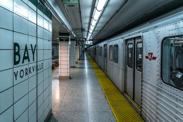 TORONTO CANADA ON JULY 24 2014 پلت فرم ایستگاه مترو در تورنتو مترو تورنتو و RT شامل چهار خط و 69 ایستگاه است