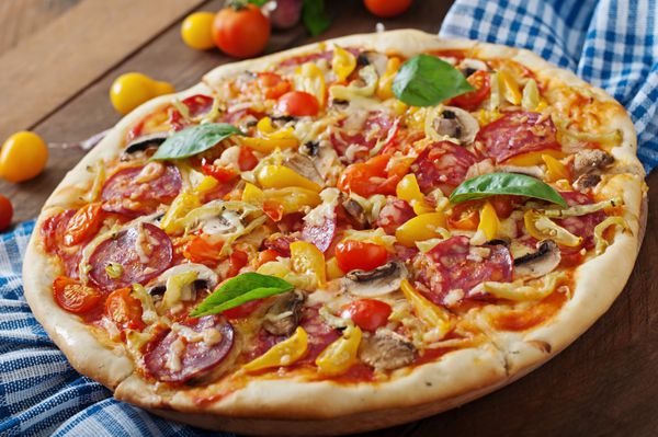 پیتزا با سالامی گوجه فرنگی پنیر و قارچ