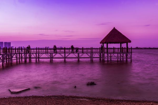 پل چوبی به ساحل گرمسیری در جزیره تایلندی
