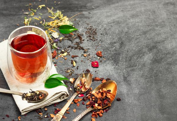 مفهوم زندگی غذا و نوشیدنی انواع چای با یک لیوان چای بر روی یک تخته سیاه تمرکز انتخابی کپی فضای زمینه