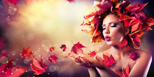 پاییز زن دمیدن برگ های قرمز زیبایی مد مدل دختر