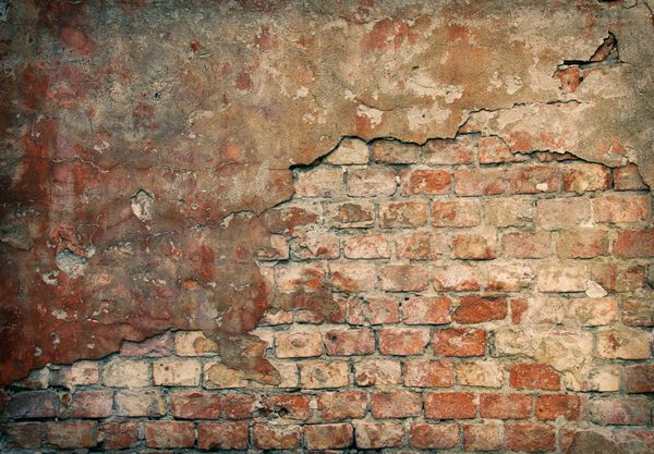 دیوار آجری قدیمی آسیب دیده با گچ