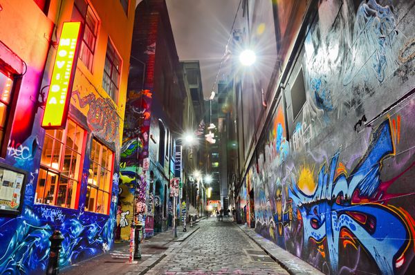 ملبورن استرالیا 2015 ژانویه 18 نمایش شبانه آثار هنری رنگارنگ در Hosier Lane در ملبورن در 2015 ژانویه 18