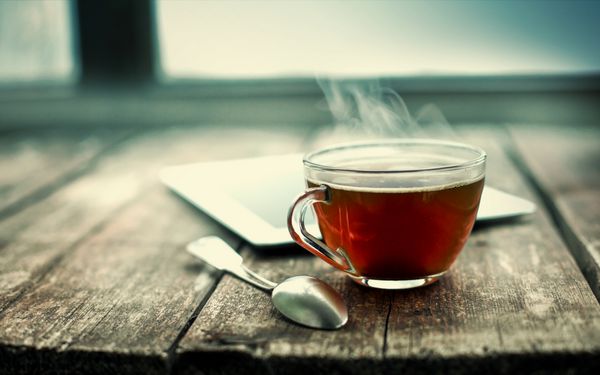 فنجان چای در پس زمینه یخ زده ی پنجره روز