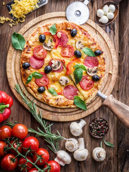 پیتزا با قارچ سالامی و گوجه فرنگی نمای بالا