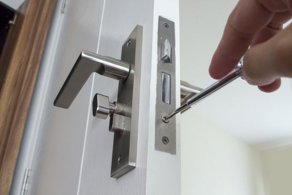 قفل ساز تعمیر یا نصب درب قفل در خانه