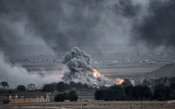 انفجار پس از یک حمله هوایی ائتلافی به رهبری آشکار در کوبان سوریه از طرف ترکیه مرزی در نزدیکی منطقه Suruc 24 اکتبر 2014 سانلیورفا ترکیه