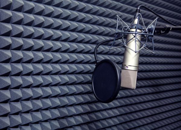 استودیو ضبط میکروفون در نزدیکی دیوار با کفپوش صوتی صوتی