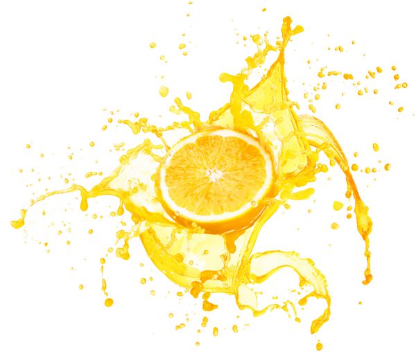 آب پرتقال با میوه های خود جدا شده بر روی زمینه سفید اسپری می کند