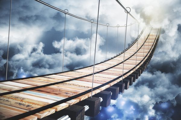 پل چوبی در ابرها رفتن به نور خورشید مفهوم