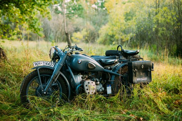 Teryuha بلاروس 2015 اکتبر 3 موتور سیکلت BMW R75 موتور سیکلت در جنگل تابستانی