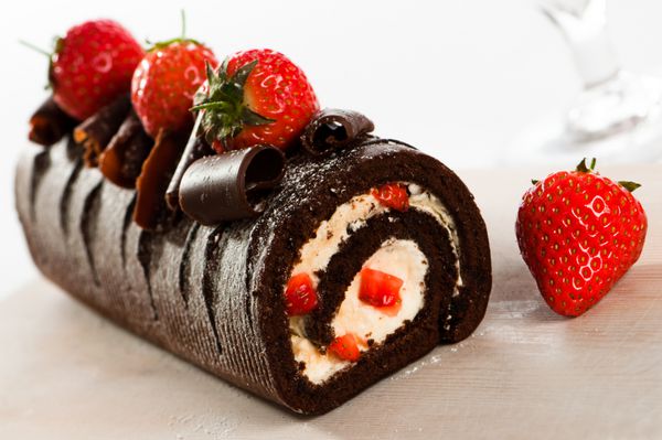 شکلات کیک رول سوئیس با توت فرنگی