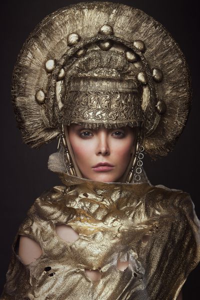 زن در سر طلا پوشیدن