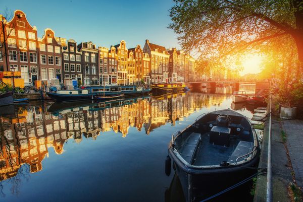 کانال آمستردام در غروب آفتاب آمستردام پایتخت و پرجمعیت ترین شهر هلند است