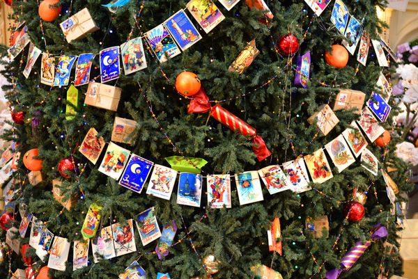 مسکو روسیه 2014 نوامبر 2014 درخت کریسمس تزئین شده با توپ های کریسمس آب نبات و گل سرخ کارت پستال های قدیمی در فروشگاه های دولتی