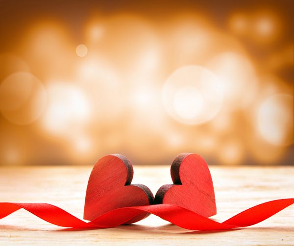 دو قلب چوبی و روبان قرمز پس زمینه روز ولنتاین