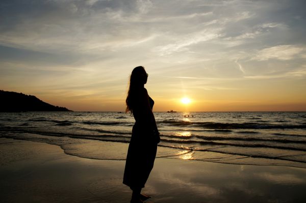 زن در ساحل
