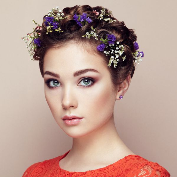 صورت زن زیبا با گل تزئین شده است آرایش کامل مد لباس زیبایی مژه سایه چشم لوازم آرایشی