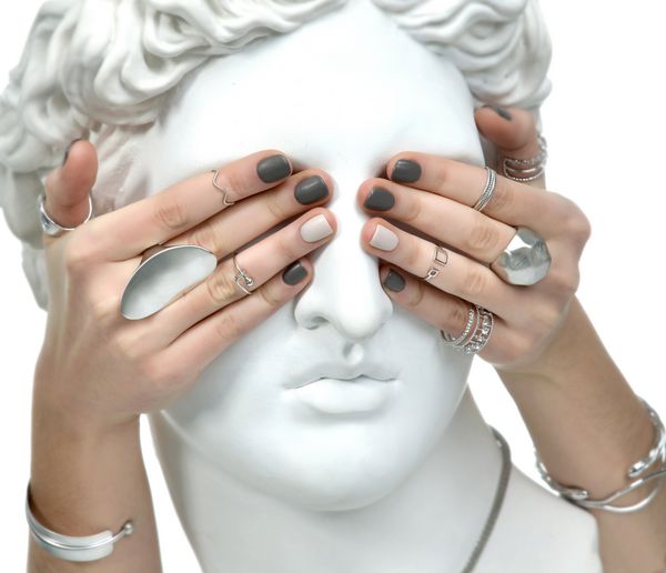 دست زن زیبا مانیکور چشم چشم انداز آپولو در یک زمینه سفید است