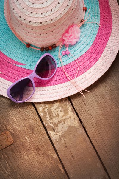کلاه ساحل و عینک آفتابی در تابلوهای قدیمی