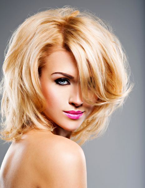 زن زیبا با موهای زرق و برق دار طولانی پرتره از مدل مد با آرایش روشن