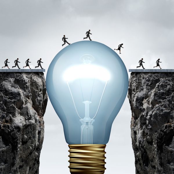 راه حل کسب و کار خلاقیت به عنوان یک گروه از مردم در دو صخره تقسیم شده توسط یک لامپ غول پیکر متصل شده است ایجاد یک پل برای عبور از موفقیت به عنوان یک استعاره تفکر خلاق