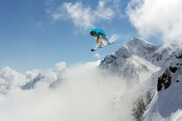 پرواز اسنوبورد در کوه ها ورزش شدید