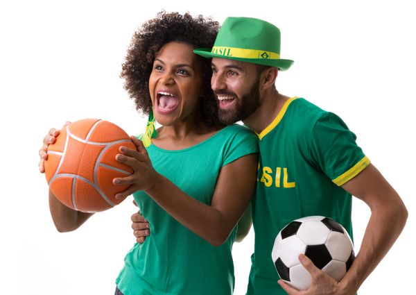 زن و شوهر برزیل برگزاری توپ های ورزشی در زمینه سفید