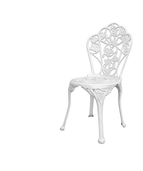 صندلی سفید در سبک کلاسیک در پس زمینه سفید