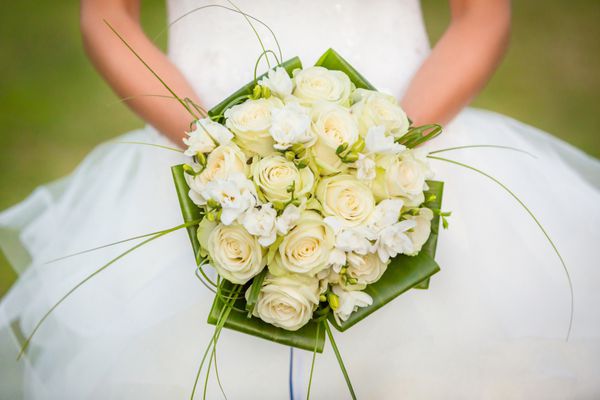 دسته گل زیبا از گل رز سفید برای روز عروسی