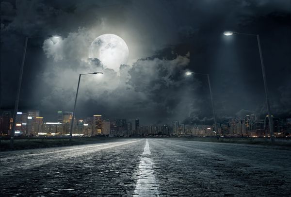 جاده در شهر در شب