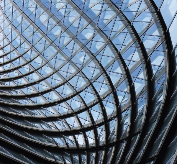 نمای ساختمان شیشه ای از ساختمان اداری فوق العاده داستان های معماری معاصر ساختار آلومینیوم شیشه ای قطعه معماری چکیده