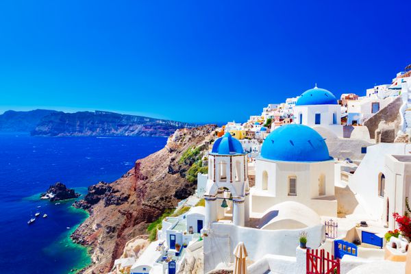 شهر ایا در جزیره سانتورینی یونان خانه های سنتی و معروف و کلیساهای با گنبد آبی بیش از Caldera دریای اژه