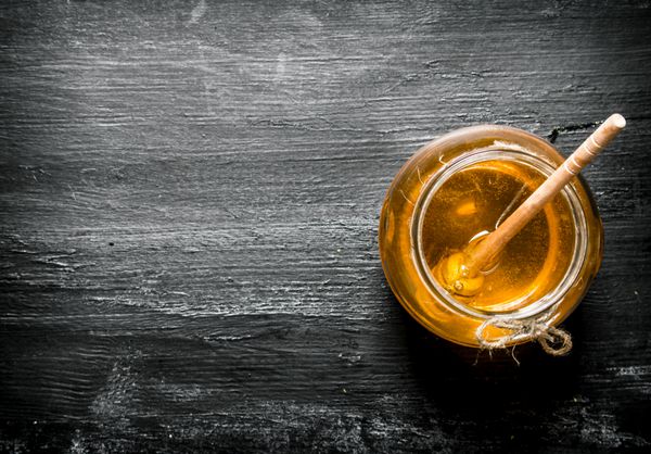 شیشه طبیعی عسل در جدول روستایی سیاه پوست