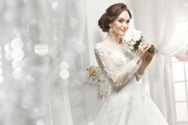 زن زیبا در لباس عروسی قرار می دهد