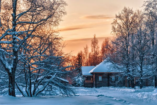 ولیکی نووگورود روسیه 28 دسامبر 2014 خانه های چوبی در جنگل زمستان عکس در موزه معماری چوبی
