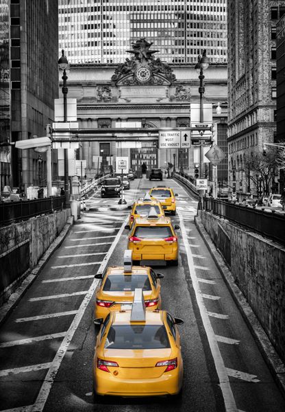 کابین زرد در پارک خیابان در مقابل ترمینال گرند مرکزی نیویورک