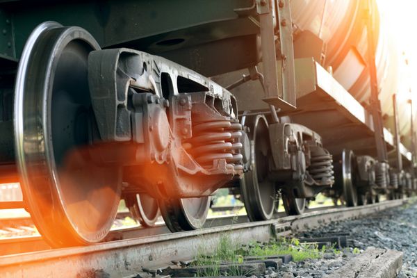 قطار راه آهن از ماشین های تانکر سیاه و سفید حمل نفت خام در آهنگ ها با فیلتر فیلم Instagram