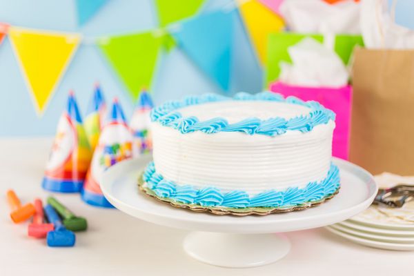 کیک تولد ساده سفید با یخ زده سفید و آبی